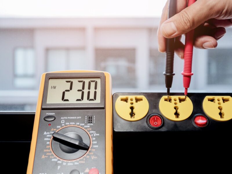 measure-the-ac-voltage-of-230-volts-from-the-power-outlet-with-a-digital-meter_t20_OJ0K9O